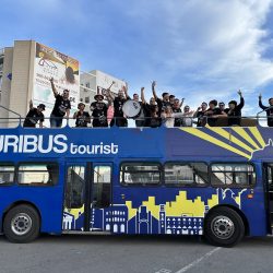 El CD Santa Pola FS celebra su ascenso con un Turibus por la ciudad
